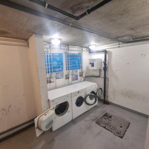 a laundry room with a washer and dryer in it at Lyon Montchat Villeurbanne Studio refait à neuf climatisé et parking privé in Villeurbanne