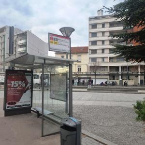 Fotografia z galérie ubytovania Lyon Montchat Villeurbanne Studio refait à neuf climatisation et parking privé v destinácii Villeurbanne
