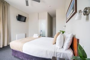 Huskisson Hotel客房内的一张或多张床位