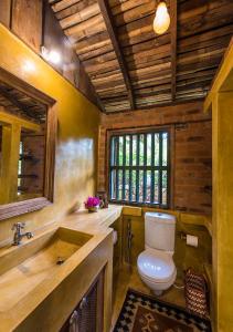łazienka z toaletą i umywalką w obiekcie Turia Villa Canacona Palolem w mieście Canacona