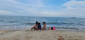 dwójka dzieci bawiących się w piasku na plaży w obiekcie Huahin I-Din Poolvilla วิลล่ากลางธรรมชาติ วิวภูเขา เป็นส่วนตัว w mieście Hua Hin