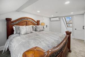 sypialnia z dużym łóżkiem z drewnianym zagłówkiem w obiekcie Chevy Chase 4 BR 2 offices Comfortable Inviting w Waszyngtonie