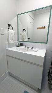baño con lavabo y espejo grande en Relaxing Home Close to Nature en Bunbury