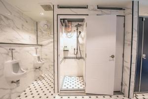 Koupelna v ubytování Narawad Boutique Hotel
