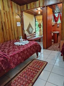- une chambre avec un lit et une table avec un gâteau dans l'établissement Pensión y Cabinas Colibrí B&B Costa Rica, à Monteverde Costa Rica