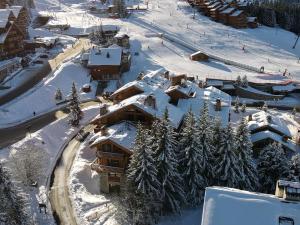 Obiekt Appartement lumineux avec balcon à 2 chambres doubles et services inclus, skis aux pieds - FR-1-613-65 zimą