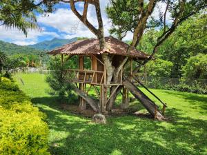 a tree house sitting in the middle of a field at Precioso apartamento para disfrutar en familia in Villeta