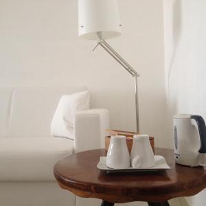 un tavolo con una lampada e una piastra di Via Roma suite a Ortona