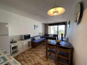 sala de estar con cocina y comedor en Studio Cap d'Agde, 1 pièce, 4 personnes - FR-1-702-2, en Cap d'Agde