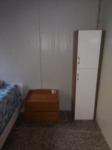 GürsuにあるBursa dağ eviのベッド1台、ドレッサー、白いドアが備わる客室です。