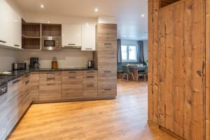 A kitchen or kitchenette at Luxapart Haus 2