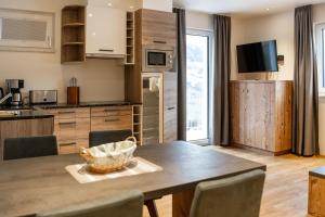 A kitchen or kitchenette at Luxapart Haus 2