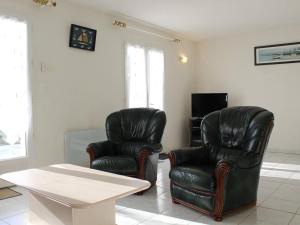 Posezení v ubytování Maison de Vacances 4 pièces avec Jardin Clos, Proche Port et Plage - 6 Couchages à Saint-Pierre-d'Oléron - FR-1-246A-171