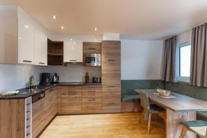 A kitchen or kitchenette at Luxapart Haus 2