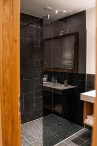 A bathroom at Luxapart Haus 2