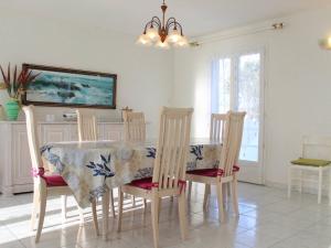 Posezení v ubytování Maison de Vacances 4 pièces avec Jardin Clos, Proche Port et Plage - 6 Couchages à Saint-Pierre-d'Oléron - FR-1-246A-171