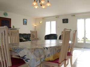 Część wypoczynkowa w obiekcie Maison de Vacances 4 pièces avec Jardin Clos, Proche Port et Plage - 6 Couchages à Saint-Pierre-d'Oléron - FR-1-246A-171