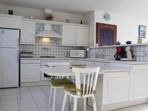 Kuchnia lub aneks kuchenny w obiekcie Maison de Vacances 4 pièces avec Jardin Clos, Proche Port et Plage - 6 Couchages à Saint-Pierre-d'Oléron - FR-1-246A-171