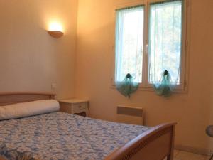 sypialnia z łóżkiem i oknem w obiekcie Maison de Vacances 4 pièces avec Jardin Clos, Proche Port et Plage - 6 Couchages à Saint-Pierre-d'Oléron - FR-1-246A-171 w mieście Saint-Pierre-dʼOléron