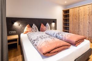A bed or beds in a room at Luxapart Haus 2