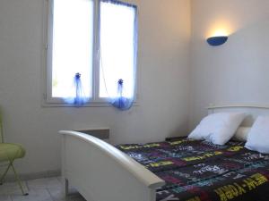 Łóżko lub łóżka w pokoju w obiekcie Maison de Vacances 4 pièces avec Jardin Clos, Proche Port et Plage - 6 Couchages à Saint-Pierre-d'Oléron - FR-1-246A-171