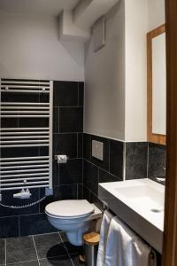 A bathroom at Luxapart Haus 2