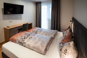 A bed or beds in a room at Luxapart Haus 2