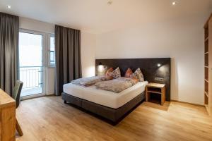 A bed or beds in a room at Luxapart Haus 2