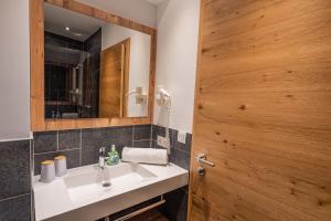 A bathroom at Luxapart Haus 2