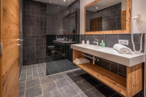 A bathroom at Luxapart Haus 2
