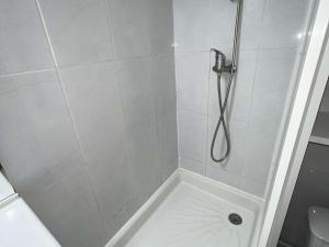Kúpeľňa v ubytovaní Appartement 2 pièces avec piscine et parking, à 300m de la plage, animaux acceptés - Agde RICHELIEU - FR-1-702-32