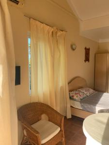 a small bedroom with a bed and a window at Baleau Villas Studio in Pereybere