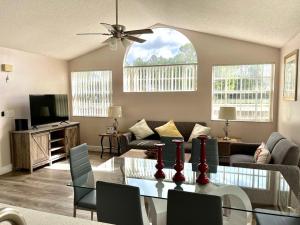 TV a/nebo společenská místnost v ubytování Grand Family Premium 3BR Condo near Disney Parks