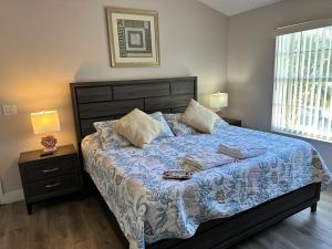 Postel nebo postele na pokoji v ubytování Grand Family Premium 3BR Condo near Disney Parks + 16 fotografií