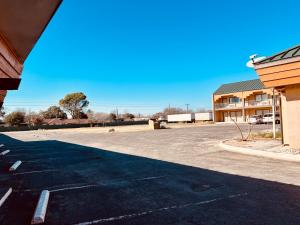 un aparcamiento vacío frente a un edificio en Econo Lodge Del Rio, en Del Rio