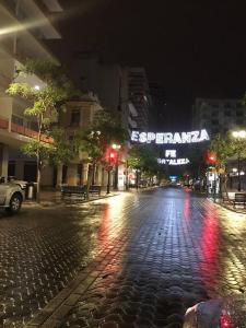 una calle de la ciudad por la noche con semáforos rojos en DEPARTAMENTO EN PLENO CENTRO DE GUAYAQUIL, en Guayaquil