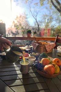una mesa con una bebida y un plato de comida en Alunis Retreat en Alunişu