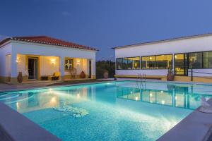 ein Swimmingpool vor einem Haus in der Unterkunft Monte Macário Alojamento Local in Coruche