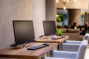 a desk with two computer monitors and a keyboard and mouse at La Joya Pachuca in Pachuca de Soto +31 photos