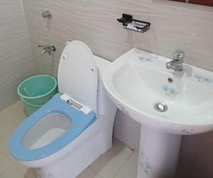 y baño con aseo y lavamanos. en Foxtail Siargao Island Guesthouse en General Luna