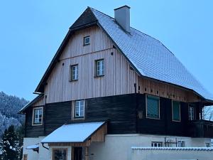 a large wooden barn with a gambrel roof at ApartMENTZ - 3 Zimmer Apartmenthaus in Sankt Peter ob Judenburg