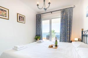 Postel nebo postele na pokoji v ubytování Mi Capricho beach front sea view & pool - Happy Rentals