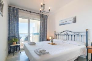 Postel nebo postele na pokoji v ubytování Mi Capricho beach front sea view & pool - Happy Rentals