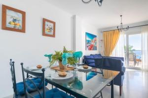 Posezení v ubytování Mi Capricho beach front sea view & pool - Happy Rentals
