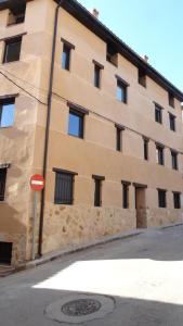 un bâtiment avec un frisbee rouge devant lui dans l'établissement Apartamentos Turísticos Teruel, à Teruel