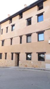 a building with windows on the side of it at Apartamentos Turísticos Teruel in Teruel