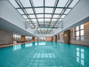 Bazén v ubytování Grand New Century Hotel Wenzhou nebo v jeho okolí