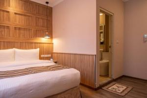 花蓮市的住宿－山水商務旅店，一间卧室设有一张床和一间浴室。