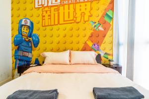 D'Pristine Theme Suite by Nest Home at LEGOLAND客房内的一张或多张床位