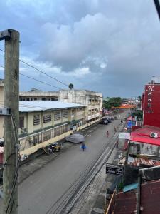 uma vista panorâmica de uma rua da cidade com edifícios em Casa de Milagrosa inn em Kalibo